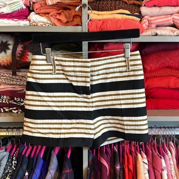 Loft Riviera size 00 (fits like 0-2) white with olive/black stripes 4” shorts​ - Picture 1 of 3